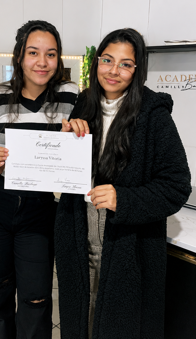 Aluna formada recebendo certificado — Academy Camilly Barbosa